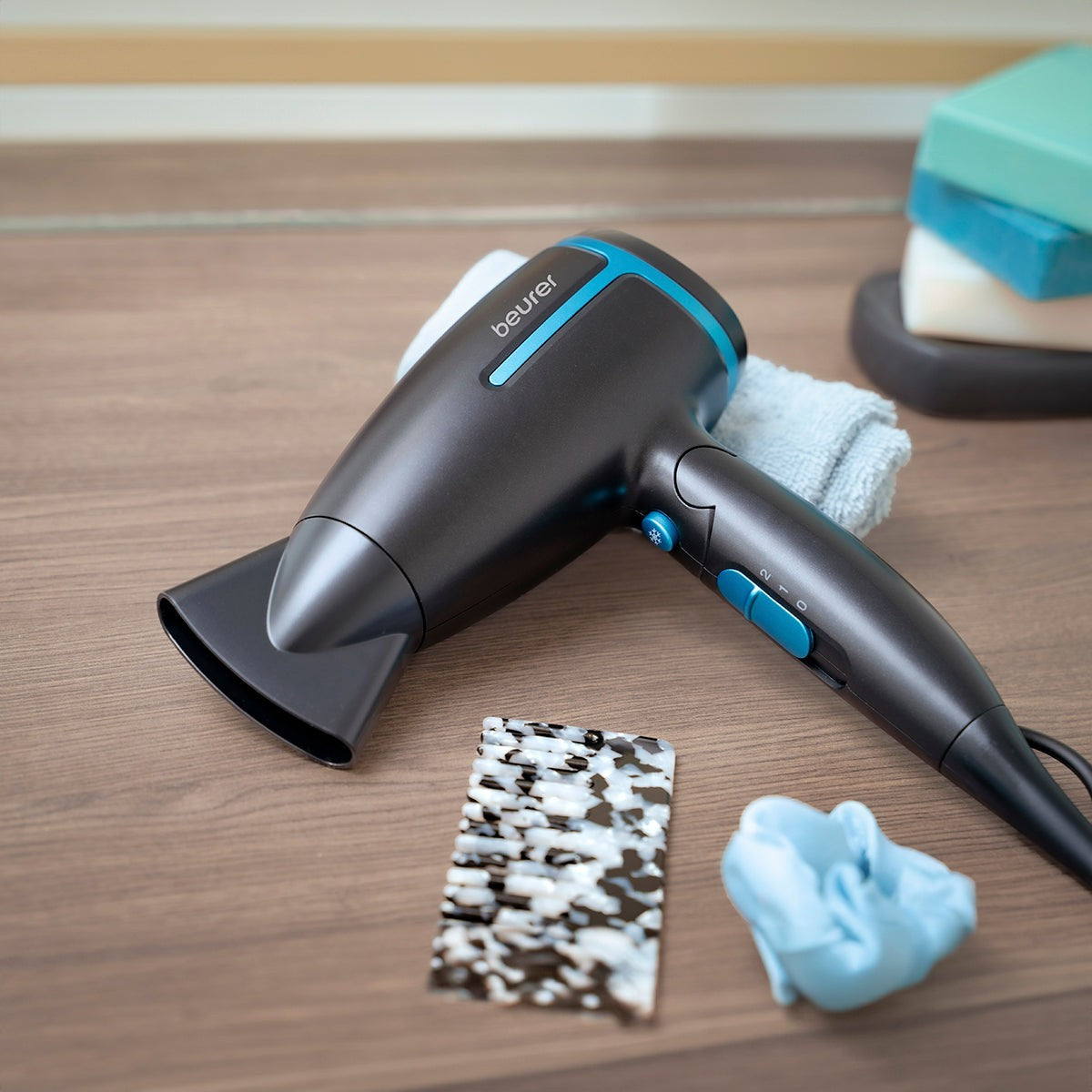 Secadora de viaje para cabello con mango plegable ergonómico 2 niveles de velocidad / HC25BF23 Beurer
